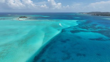 San Andres Karayip Adası Kolombiya 'daki sualtı kum tepeleri. Birds 'ün Karayip Sahili Manzarası. Sahil Gökyüzü Sahil Kıyısı Yaz Zamanı. Seaside Beach Panoramik. San Andres Karayip Adası.