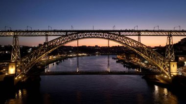 Portekiz 'de Dom Luis Köprüsü. Arka planda binaları olan şehir tren istasyonunun hava görüntüsü. Şehir merkezinde Günbatımı Gökyüzü Bulutları. Yukarıda Sunset Outdoor 'da. Porto Portekiz.