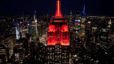 Manhattan 'daki Gece İmparatorluğu Eyaleti New York Birleşik Devletleri. Highrise Binası şehir merkezinin siluetine hükmediyor. Şehir Bulutları Yapısı Gökyüzü Aydınlanmış Şehir. Kasaba Açık Hava Aydınlandı .