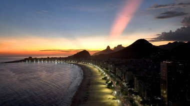 Copacabana 'da Günbatımı Plajı Rio De Janeiro Brezilya. Yaz tatilinde harika bir sahil manzarası olan kuş bakışı. Sunset Coast Sky Bulutları Şehir Denizi. Uluslararası Panorama Manzarası.
