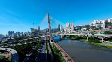 Sao Paulo Brezilya 'daki Kablo Köprüsü. Trafik, modern bir kablolu yayın konsolu köprüsünün karşısına geçiyor. Altyapı Skyline Panoramic City View Awesome. Altyapı Şehir Manzarası. Şehir merkezi Sao Paulo.