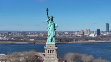 Manhattan 'da Özgürlük Anıtı New York Birleşik Devletleri. Doğal Manzaradaki Ünlü Heykelin Hava Manzarası. Altyapı Skyline Panoramic City View Awesome. Altyapı Şehir Manzarası.