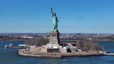 Manhattan 'da Özgürlük Anıtı New York Birleşik Devletleri. Doğal Manzaradaki Ünlü Heykelin Hava Manzarası. Altyapı Skyline Gökdelenleri çarpıcı. Altyapı Mimarlık Şirketi.