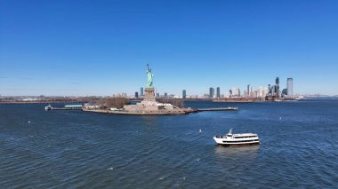 Manhattan 'da Özgürlük Anıtı New York Birleşik Devletleri. Etrafı yemyeşil tropikal yağmur ormanlarıyla çevrili bir nehrin havadan görünüşü. Terkedilmiş Peyzaj Eğlencesi Güzelliği. Terkedilmiş Rıhtım Kıyısı.