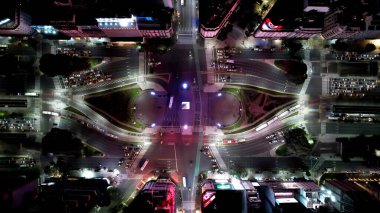 Buenos Aires Arjantin 'deki Gece Obelisk Meydanı. Doğal Manzaradaki Ünlü Heykelin Hava Manzarası. Şehir Gökyüzü Binası Aydınlanmış Şehir. Aydınlatılmış Tarihi Yer. Buenos Aires Arjantin.