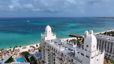 Palm Beach Oranjestad Aruba 'daki Aruba Skyline. Kuşlar, sokaklar ve binalarla çarpıcı şehir manzarasına bakıyor. Shore Clouds Plaj Denizi. Shore Panning Wide 'da. Palm Beach Oranjestad.