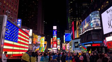 Manhattan 'daki Night Times Meydanı New York Birleşik Devletleri. İnanılmaz Skysraper 'lar ve caddedeki trafik yukarıdan izleniyor. İnşaat Sanayi Peyzajı Yükseliş Binası Muhteşem.