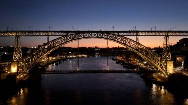 Porto Portekiz 'de Günbatımı I. Luis Köprüsü. Tarihi Caddeleri birbirine bağlayan ikonik köprü yapısı. Şehir Bulutları Yapısı Gökyüzü Aydınlanma Şehri. Kasaba Açık Hava. Porto Portekiz.