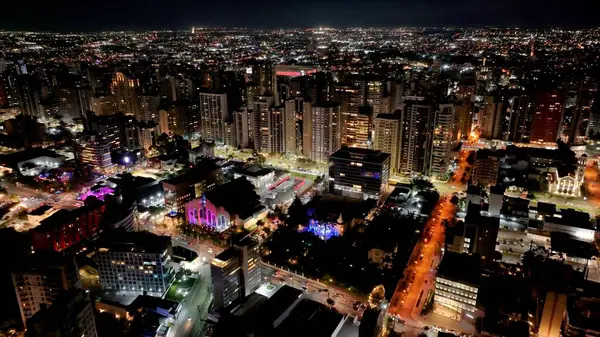 Curitiba Parana Brezilya 'da Curitiba Skyline. Yukarıdan canlı bir şehrin telaş ve koşuşturmasını yakalamak. Şehir merkezindeki Gece Otobanı Yolu. Şehir merkezinde bir gece. Curitiba Parana.