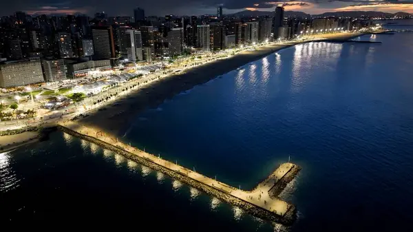 Fortaleza Ceara Brezilya 'da Günbatımı Gökyüzü. Yaz tatilinde harika bir sahil manzarası olan kuş bakışı. Günbatımı Bulutları Şehir Merkezi Şehir Merkezi. Yukarıda Sunset Outdoor 'da. Fortaleza Ceara.