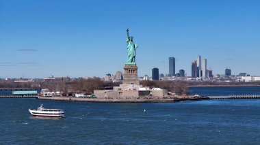 Manhattan 'da Özgürlük Anıtı New York Birleşik Devletleri. Doğal Manzaradaki Ünlü Heykelin Hava Manzarası. İş Bulutları Gökyüzü Şehir Merkezi. Panoramik Şehir. Manhattan New York.