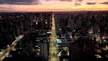 Curitiba Parana Brezilya 'da Curitiba Skyline. Gökdelenleri Şehir Merkezi Şehir Yaşamını Yansıtıyor. Şehir merkezindeki Gece Otobanı Yolu. Şehir merkezinde bir gece. Curitiba Parana.