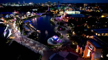 Orlando Florida 'da bir gece. İnsanların gezintilerde eğlendiği lunapark. İnşaat endüstrisi peyzaj ticareti binası. Sanayi Mimarisi.