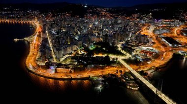 Florianopolis 'teki Gece Florianopolis Skyline, Santa Catarina Brezilya. İnanılmaz Skysraper 'lar ve caddedeki trafik yukarıdan izleniyor. Şehir Bulutları Yapısı Gökyüzü Aydınlanmış Şehir.