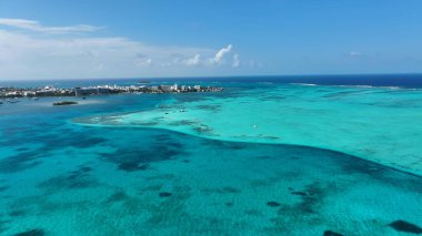 San Andres Karayip Adası Kolombiya 'da Blue Bay Water. Birds 'ün Karayip Sahili Manzarası. Horizon Sahili Denizi kıyısında. Deniz kenarı seyahati. San Andres Karayip Adası.