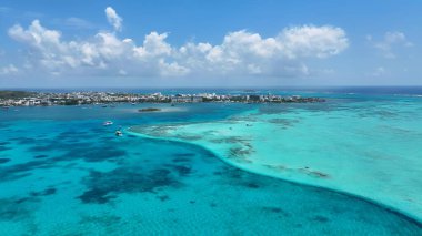 San Andres Skyline San Andres Providencia Y Santa Catalina Kolombiya 'da. Kristal berrak sularla sersemletici sahilin havadan görünüşü. Terkedilmiş Peyzaj Eğlencesi Güzelliği. Terkedilmiş Rıhtım Kıyısı.