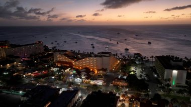 Oranjestad Karayipleri 'ndeki Sunset Skyline Aruba' da. Büyüleyici Tropikal Sahne Sahnesi Yukarıdan Görünüyor. İnşaat Sanayi Peyzaj Kuşları View Vibrant. Birds View Mimarlık Kasabası.