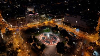 Barcelona İspanya 'daki Catalunya Meydanı. Yukarıdan canlı bir şehrin telaş ve koşuşturmasını yakalamak. Şehir merkezindeki Gece Otobanı Yolu. Şehir merkezinde bir gece. Barselona İspanya.