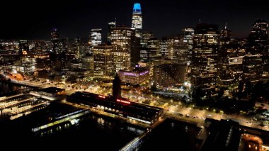 San Francisco 'da Aydınlanmış Gece Kaliforniya Birleşik Devletleri. Çağdaş binalarla dolu şehir merkezinin havadan görünüşü. Şehir merkezindeki Gece Yükseltilmiş Yol.