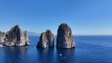 Faraglioni, Capri Napoli İtalya 'sında. Turkuaz Okyanus Dalgaları Tropik Sahile Yavaşça Çarpıyor. Horizon Sahili Denizi kıyısında. Açık Sahil Panoramik. Capri Napoli.