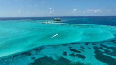 San Andres Providencia 'daki Caribbean Skyline Santa Catalina Kolombiya' da. Büyüleyici Tropikal Sahne Sahnesi Yukarıdan Görünüyor. Cennet Adası Skyline Idyllic Güzel.