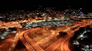 Florianopolis 'teki Gece Florianopolis Skyline, Santa Catarina Brezilya. Kuşlar, sokaklar ve binalarla çarpıcı şehir manzarasına bakıyor. İnşaat Sanayi Peyzajı Ticari Binası Canlı.