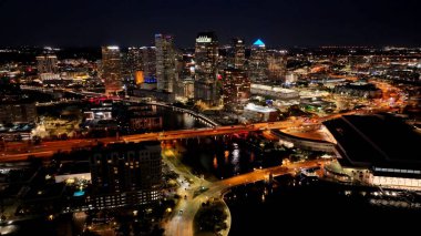 Tampa Florida 'da Tampa şehir merkezi, Birleşik Devletler. Şehir merkezinin modern binalarla dolup taşması. Şehir merkezindeki Gece Yükseltilmiş Yol. Şehrin yukarısında bir gece. Tampa Florida.