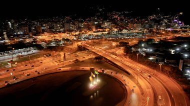 Florianopolis Santa Catarina Brezilya 'da gece gökyüzü. Meşhur bir yoldaki araçların güçlü manzarası. Şehir merkezindeki Gökyüzü İnşaatı. Gece Açık Hava Panoramik. Florianopolis Santa Catarina.