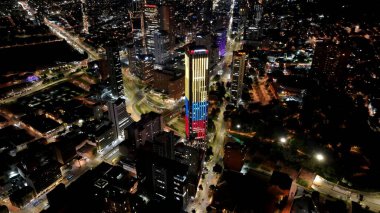 Bogota Cundinamarca Kolombiya 'daki Night Colpatria Binası. Şehir Skyline Modern ve Geleneksel Mimariyi Gösteriyor. Şehir Bulutları Yapısı Gökyüzü Aydınlanmış Şehir. Kasaba Açık Hava Aydınlandı .