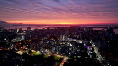 Porto Alegre Skyline In Porto Alegre Rio Grande Do Sul Brazil. Şehir merkezinin modern binalarla dolup taşması. Günbatımı Bulutları Şehir Merkezi Şehir Merkezi. Günbatımı Şehir Merkezi.