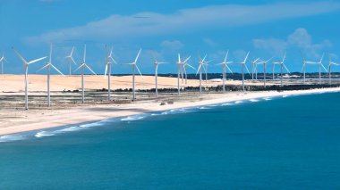 Canoa Quebrada Sahili 'ndeki Aeolian Parkı Ceara Brezilya. Temiz enerji üreten bir rüzgar türbininin hava görüntüsü. Cennet Peyzajı Gezgin Şehveti. Cennet Sahili. Canoa Quebrada Plajı Ceara.