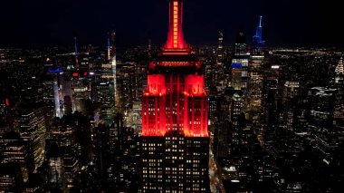 Manhattan, New York 'taki Empire State Binası. Yüksek binaları ve trafiği olan hareketli bir şehrin havadan görünüşü. Şehir merkezindeki Gece Yükseltilmiş Yol. Gece Panoramik Şehir.