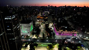 Sao Paulo Brezilya 'da Günbatımı Aydınlanmış Şehir. Şehir merkezinin modern binalarla dolup taşması. İnşaat endüstrisi Skyline Birds View Vibrant. Şehirli Kuşlar Manzarası. Sao Paulo Brezilya.
