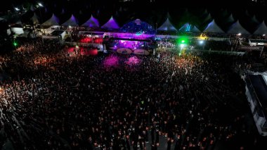 Porto Seguro Bahia Brezilya 'daki Gece Karnavalı Geçidi. Sambadrome 'un ünlü karnaval manzarası yukarıdan görünüyor. Peyzaj Alanı Ticari Binası İnanılmaz.