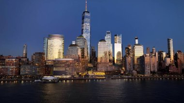 Manhattan 'da New York Skyline' da Sunset New York Birleşik Devletleri. Şehir Skyline Modern ve Geleneksel Mimariyi Gösteriyor. Şehir Gökyüzü Bulutları Aydınlatma Şehri. Kasaba Işıklandırması.