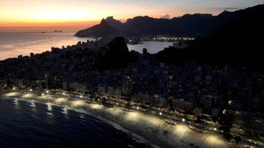 Copacabana Plajı 'nda Sunset Skyline Rio De Janeiro Brezilya. Bereketli bir tropikal sahil manzarasının nefes kesici görüntüsü. Günbatımı Bulutları Şehir Merkezi Şehir Merkezi. Yukarıda Günbatımı Açık Hava.