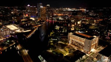Tampa Florida 'da Tampa Skyline' da bir gece. Gökdelenleri Şehir Merkezi Şehir Yaşamını Yansıtıyor. Gökyüzü Aydınlanmış Şehir. Şehir merkezinin dışındaki panoramik şehir. Tampa Florida.