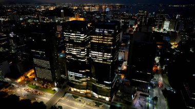Rio de Janeiro Brezilya 'daki Gece Şehri. Şehir merkezinin modern binalarla dolup taşması. Gökyüzü Aydınlanmış Şehir. Şehir merkezinin dışındaki panoramik şehir. Rio de Janeiro Brezilya.