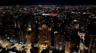 Curitiba Parana Brezilya 'da gece Curitiba Skyline' ı. Yukarıdan canlı bir şehrin telaş ve koşuşturmasını yakalamak. Şehir Bulutları Yapısı Gökyüzü Aydınlanmış Şehir. Kasaba Aydınlandı. Curitiba Parana.