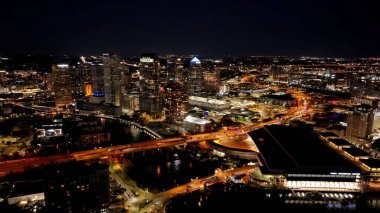 Tampa Florida 'da, Amerika Birleşik Devletleri' nde aydınlandı. Yüksek binaları ve trafiği olan hareketli bir şehrin havadan görünüşü. Şehir merkezindeki Gece Yükseltilmiş Yol. Yukarıdaki Şehir Merkezinde Gece.