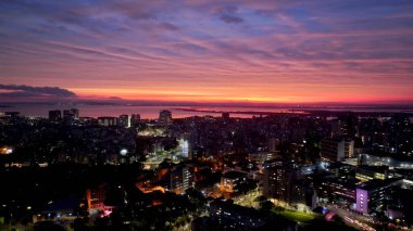 Porto Alegre 'deki Sunset City Rio Grande Do Sul Brazil. Bereketli bir tropikal sahil manzarasının nefes kesici görüntüsü. Şehir Gökyüzü Bulutları Aydınlatma Şehri. Kasaba Işıklandırması.