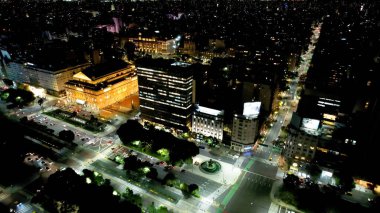 Buenos Aires Arjantin 'de Buenos Aires Skyline. Şehrin canlı semtindeki ünlü binanın kuş bakışı görüntüsü. Şehir merkezindeki Gece Otobanı Yolu. Dışarıda Gece Ünlü. Buenos Aires Arjantin.