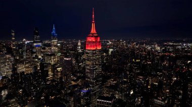 New York 'un merkezinde, Manhattan' da, New York 'ta. Gökdelenleri Şehir Merkezi Şehir Yaşamını Yansıtıyor. Şehir merkezindeki Gece Otobanı Yolu. Şehir merkezinde gece..