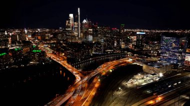 Philadelphia 'nın merkezinde, Philadelphia' da, Birleşik Devletler 'de. Şehir merkezinin modern binalarla dolup taşması. İnşaat Skyline Birds Manzarası Güzel. Kuşlar Üstgeçitten Gece Görünümü.