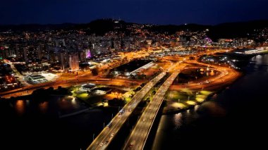 Florianopolis Santa Catarina Brezilya 'daki Gece Trafiği Köprüsü. Highway Road 'un göz kamaştırıcı manzarası yukarıdan görünüyor. İnşaat Alanı Yüksek Doğulu Binası Canlı.