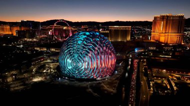 Las Vegas Nevada 'da Sunset Sphere. Las Vegas Skyline Modern Mimari ve Festivalsel Sahne Gösteriyor. Metropolitan Şirketi Binası 'nı inşa etmek. Metropolitan Şehir. Las Vegas Nevada.