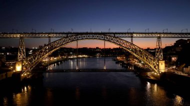 Portekiz 'de Dom Luis Köprüsü. Şehirdeki Şehir Tren İstasyonu 'nun Ulaşım Merkezi. İnşaat endüstrisi Skyline High Rise Building Awesome. Gün batımı. Porto Portekiz.