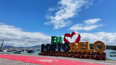 Porto Belo Santa Catarina Brezilya 'da Porto Belo tabelası. Yaz tatilinde harika bir sahil manzarası olan kuş bakışı. Terk edilmiş Skyline Sezon Arzusu. Sezon Rıhtım Kıyısı.