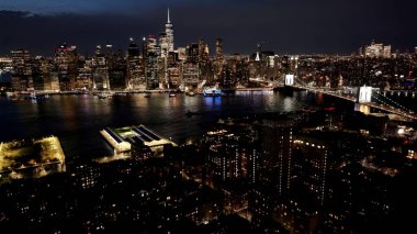 New York 'un Manhattan' daki New York şehrinde bir gece. Yüksek Binaların ve Şehir Yaşamını Gösteren Trafik Gösterisinin Havadan Görünümü.