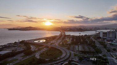Florianopolis 'te Sunset City Santa Catarina Brezilya. Şehir merkezinin modern binalarla dolup taşması. İnşaat Sanayi Peyzaj Kuşları View Vibrant. Birds View Mimarlık Kasabası.
